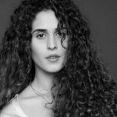 אביב המתולתלת